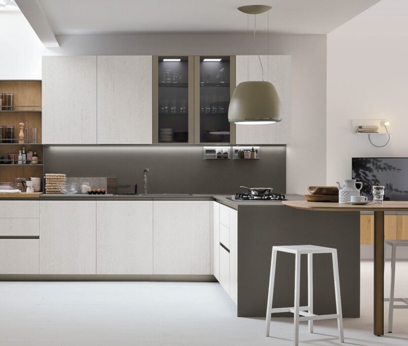Cucina con isola in legno naturale