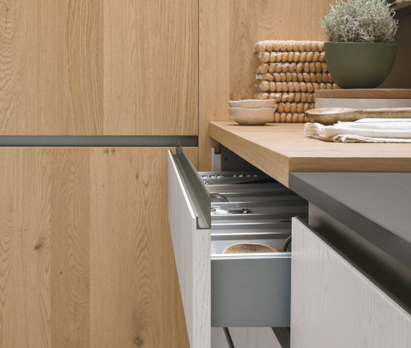 Cucina Stosa Natural con isola bianca e dettagli in rovere