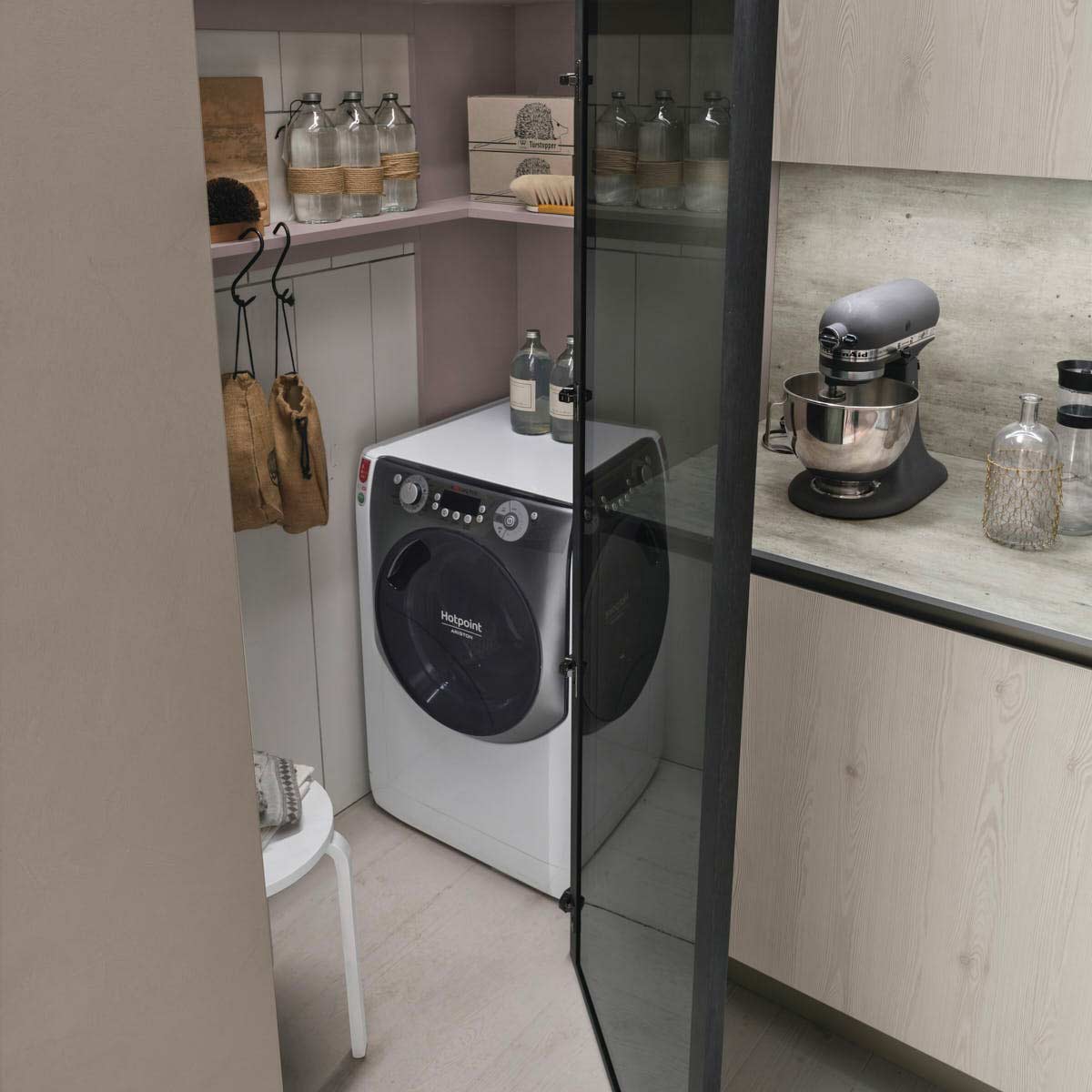Cucina Stosa ad angolo con basi capienti e illuminazione sottopensile